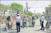  ?? SANTOSH KUMAR ?? Police stop vehicles in Patna amid lockdown.