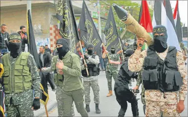  ?? AP ?? TEMIBLES. Un desfile de Hezbollah, parte de las milicias a las que podría recurrir el gobierno iraní.