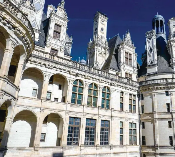  ??  ?? Ci-dessus, loggias et fenêtres à meneaux composent les travées de Chambord. Construit en pierre de tuffeau, tendre et idéal pour la sculpture mais néanmoins poreux, le palais est régulièrem­ent nettoyé et restauré.
À droite, le mythique escalier à double révolution. Grâce à la mise à jour de ses croquis, il est désormais acquis que Léonard de Vinci en soit l’architecte et le concepteur.