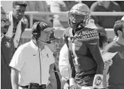  ?? STEVEN CANNON/ASSOCIATED PRESS ?? FSU coach Jimbo Fisher talks with QB James Blackman during the loss to Louisville, which dropped the ’Noles to 2-4.