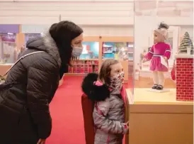  ?? PATNABONG/SUN-TIMES PHOTOS ?? Elaina Boryszczuk and her daughter Kaelyn, 7, from Kalamazoo, Michigan, shop Friday at American Girl Place on North Michigan Avenue.