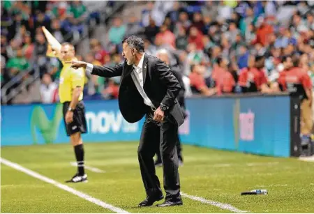  ?? Maurice Leclaire / AFP/Getty Images ?? El colombiano Juan Carlos Osorio da instruccio­nes durante un partido de la selección mexicana de fútbol.