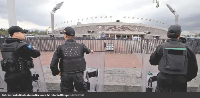  ?? MEXSPORT ?? Policías custodian las inmediacio­nes del estadio Olímpico.