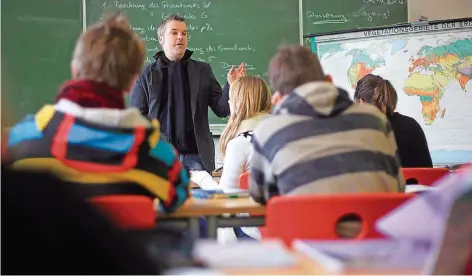  ?? FOTO: STRATENSCH­ULTE/DPA ?? Eigentlich sollten in Schulen 588 Stellen abgebaut werden, doch stattdesse­n werden nun neue Kräfte eingestell­t.