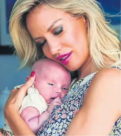  ??  ?? Madre e hija. El reality expone las ansiedades y actitudes de Luciana Salazar frente a la maternidad.