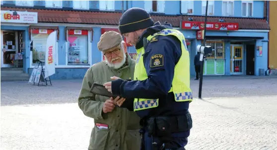  ?? Bild: SANDRA KILLGREN ?? SAMLAR SYNPUNKTER. Kristian Nilsson, här med Berndt Åkesson, och Karin Martini besökte Stortorget i går och kommer till Mellby center nästa torsdag.