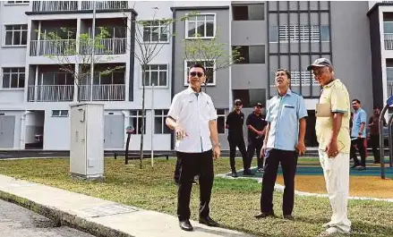  ?? (Foto Mohd Fadli Hamzah/bh) ?? Borhan (kiri) berbual bersama Abu Samah (kanan) selepas menyampaik­an replika kunci rumah pada Majlis Penyerahan Kunci Rumah Pangsapuri Seri Suria di Kota Warisan, Sepang, semalam.