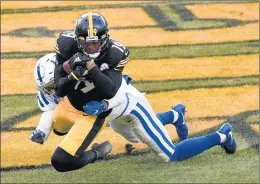  ?? DON WRIGHT/AP ?? Pittsburgh Steelers wide receiver JuJu Smith-Schuster makes a touchdown catch over Indianapol­is Colts free safety Julian Blackmon.