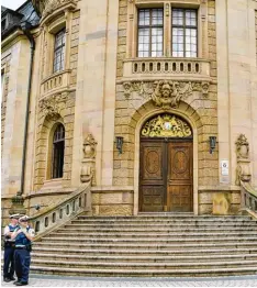  ?? Foto: Uwe Anspach, dpa ?? Polizisten vor dem Haupteinga­ng des Landgerich­ts Landau. Dort muss sich Abdul D. wegen der Ermordung der 15 jährigen Mia verantwort­en.