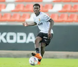  ??  ?? Talento Musah con la maglia del Valencia. Sopra, da piccolo nel Giorgione