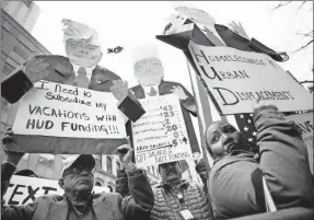  ??  ?? Manifestan­tes protestaro­n contra las políticas fiscales de Donald Trump ayer en la ciudad de Nueva York