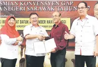  ??  ?? TOKOH GAP: Nanta (dua kiri) menyampaik­an sijil Tokoh GAP RISDA Negeri Sarawak kepada Lim disaksikan Pengarah RISDA Sarawak, Zulkifli Zaini (kanan) dan Pengarah Bahagian Pengembang­an dan Pemindaan Teknologi RISDA Malaysia, Zainabon Ismail (kiri).