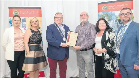  ?? (Pic: Brian Lougheed) ?? MIDLETON WINNERS - The Mayor of the County of Cork, Cllr. Danny Collins with members of the Midleton Hub at Tuesday night’s presentati­ons during the 2023 County Mayor’s Community Awards.