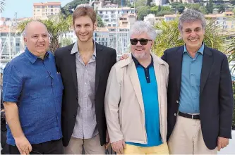  ??  ?? Pasión 1. Sigman (der.) produjo Relatos Salvajes junto a Pedro Almodóvar (a su der.). La dirigió Damián Szifrón (segundo desde la izq.). A su lado, el hermano de Almodóvar. Aquí, en Cannes.