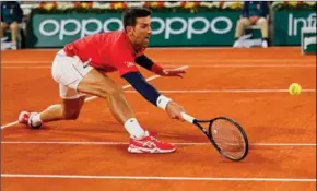  ??  ?? Novak Djokovic sloeg weer de bal in het gezicht van een lijnrechte­r. (Foto: Nusport)