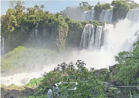  ??  ?? Verde agua. Otro de los recorridos se puede hacer en las Cataratas.