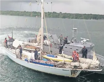  ?? FOTO: DPA ?? Die Jacht „Rockall“des deutschen Seglerpaar­es. Philippini­sche Ermittler fanden an Bord die Leiche einer Frau.