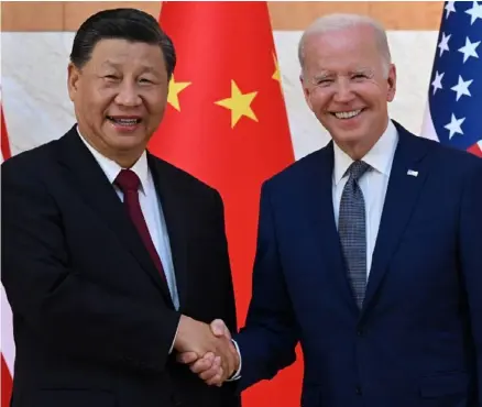  ?? ?? El presidente de Estados Unidos, Joe Biden, y su homólogo chino, Xi Jinping, se saludan antes de una reunión, en noviembre del 2023. Ambas potencias siguen chocando en algunos asuntos. AFP
