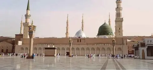  ??  ?? MAKAM Nabi Muhammad terletak di dalam bangunan berkubah hijau di Masjid Nabawi, Madinah.