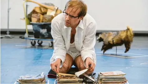  ?? Foto: Jan-Pieter Fuhr ?? Der Schauspiel­er Thomas Prazak ist per der 3D-Brille in Gogols „Tagebuch eines Wahnsinnig­en“zu sehen.