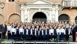  ??  ?? A sinistra, il Coro di voci bianche dell’Accademia Lirica Verona A destra, «Corpus Domina» di Giorgio Finamore, in mostra nell’ambito dell’Etnofilmfe­st