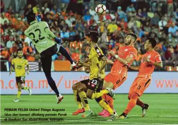  ?? FOTO: FARIZUL HAFIZ AWANG ?? PEMAIN FELDA United Thiago Augusto (dua dari kanan) dihalang pemain Perak di Stadium Tun Abdul Razak, kelmarin.