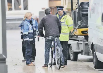  ??  ?? A cyclist is stopped in Bridge Street