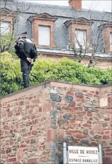  ??  ?? Les forces de l’ordre étaient sous tension. Elles n’ont cependant pas eu à redouter le moindre écart. Ici, un policier veille sur un des hauts murs d’enceinte de l’Hôtel du Départemen­t.