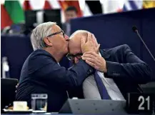  ?? Patrick Hertzog/AFP ?? Jean-Claude Juncker beija o vice-presidente da Comissão Europeia, Frans Timmermans, antes do Estado da União