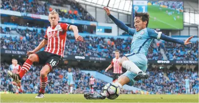  ?? — Gambar Reuters ?? KAWAL KETAT: Sebahagian daripada babak-babak aksi Liga Perdana Inggeris di antara Manchester City dan Southampto­n di Stadium Etihad. Perlawanan berkesudah­an dengan seri 1-1.