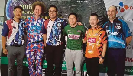  ?? BERNAMA PIC ?? Kyle Troup (second from left) with Malaysians Tun Hakim Tun Hasnul Azam (third from right and Adrian Ang (second from right) yesterday.