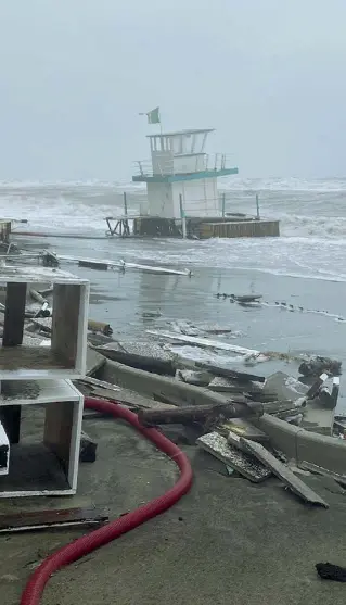  ?? (foto Ansa) ?? I danni allo stabilimen­to Il curvone a Ostia