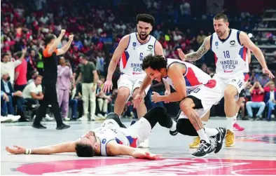  ?? EFE ?? Larkin acude a felicitar a Micic justo después del triple que dio la clasificac­ión al Anadolu Efes