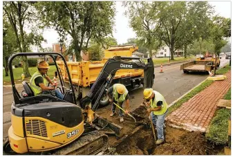  ?? JIM WITMER / STAFF ?? Traffic slows on South Main Street in Centervill­e on Tuesday as constructi­on work narrows traffic to one lane in each direction. For about three months, Montgomery County Water Services will replace a water main between Franklin Street and where...