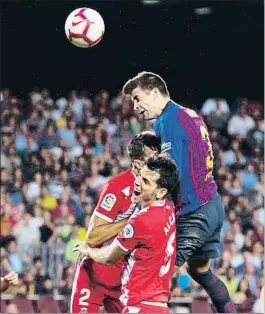  ?? ALEX CAPARROS / GETTY ?? Piqué connecta el cop de cap que va suposar l’empat a dos