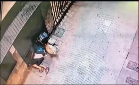  ?? Foto: Captura de vídeo ?? El estruche quedó registrado en cámaras de seguridad. Se observa a dos hombres entrar.