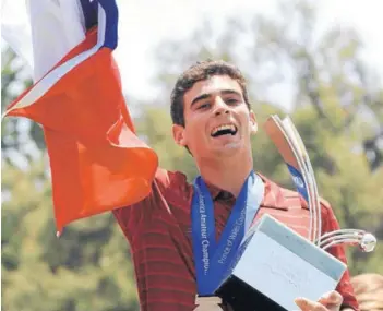  ??  ?? ► Niemann celebra con la bandera nacional y el trofeo del LAAC.