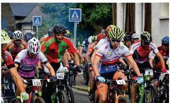  ??  ?? Les coureurs avaient encore le sourire au départ.