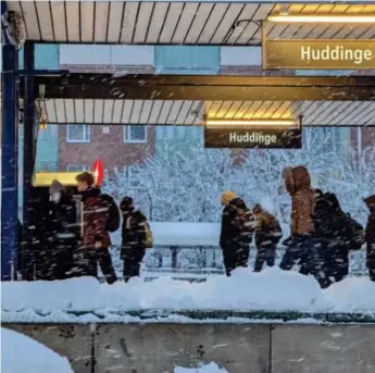  ?? FOTO: ALEXANDER WILLIAMSON ?? SNÖKAOS. Under måndagens snöoväder spelade tågvärdarn­a en avgörande roll för pendeltraf­iken, framhåller fackliga företrädar­e för lokförarna.