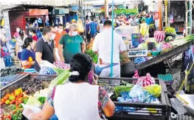  ?? MOHAMED OSMAN ?? Lleno de compradore­s permaneció el sábado el mercado de Valledupar.