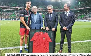  ??  ?? ALVALADE. CR7 com Aurélio Pereira, Fernando Gomes e Frederico Varandas