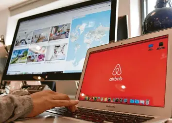  ?? Foto: Jens Kalaene, dpa ?? Über Airbnb findet sich manche private Unterkunft zum Schnäppche­npreis. Städte wie München und Berlin sehen das nicht gern. Die bayerische Landeshaup­tstadt hat jetzt Zugang zu den Daten der Vermieter erstritten.München