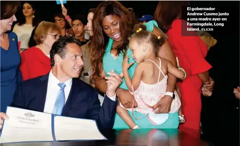  ?? /FLICKR ?? El gobernador Andrew Cuomo junto a una madre ayer en Farmingdal­e, Long Island.