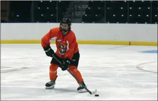  ?? NEWS PHOTO JAMES TUBB ?? Medicine Hat Tigers defenceman Matthew Paranych scans up ice with the puck on his stick during a scrimmage at Tigers training camp on Sept. 3.