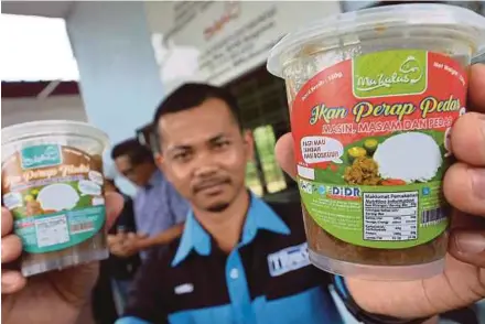  ?? FILE PIC ?? Ma’Kalas Food founder Ramli Patera showing his products at his store in Papar recently.