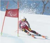  ?? - Associated Press: Joel Marklund ?? La Canadienne Mollie Jepsen file à toute allure vers l’or pendant le super combiné des Jeux paralympiq­ues, mardi.