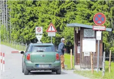  ?? FOTO: MARTINA DIEMAND ?? Während das Schild angebracht wird, diskutiere­n die Verantwort­lichen bereits darüber, ob nicht noch ein zweites, ein drittes notwendig sei. Damit auch wirklich jeder sieht, was auf dem Autalweg gilt.