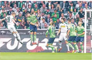  ?? FOTO: IMAGO ?? Matthias Ginter bringt Borussia Mönchengla­dbach mit seinem Kopfball nach einer Ecke in der Bundesliga-Partie gegen Schalke in Führung.