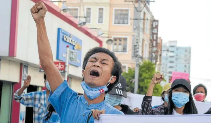  ?? Foto: Efe ?? Un manifestan­te, durante las protestas contra la Junta Militar que gobierna Birmania mientras comparecía Aung San Suu Kyi.