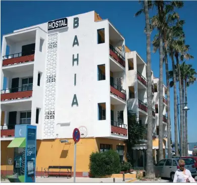  ??  ?? El hotel Bahía, en la playa del Rinconcill­o, en una imagen de hace 10 años.